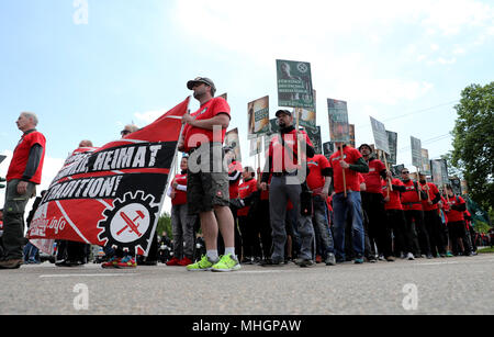 01 mai 2018, l'Allemagne, Chemnitz : Les participants d'une manifestation de droite dirigé par le parti néo-nazi "der III. Weg' dans la rue. La ville s'attend à ce que 1500 participants de plusieurs États fédéraux. Photo : Jan Woitas/dpa-Zentralbild/dpa Banque D'Images