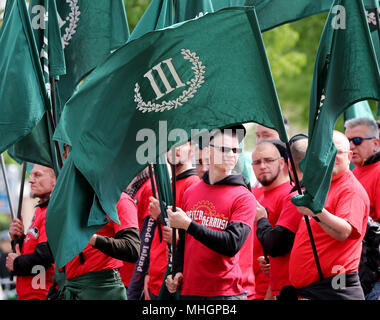 01 mai 2018, l'Allemagne, Chemnitz : Les participants d'une manifestation de droite dirigé par le parti néo-nazi "der III. Weg' dans la rue. La ville s'attend à ce que 1500 participants de plusieurs États fédéraux. Photo : Jan Woitas/dpa-Zentralbild/dpa Banque D'Images