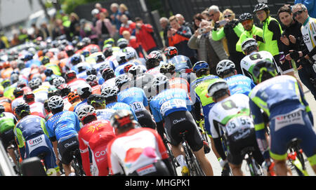 Eschborn, Allemagne. 01 mai, 2018. 01 mai 2018, l'Allemagne, l'Eschborn : cyclistes décolle pendant la course à bicyclette Eschborn-Frankfurt. Credit : Arne Dedert/dpa/Alamy Live News Banque D'Images