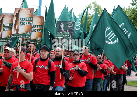 01 mai 2018, l'Allemagne, Chemnitz : Les participants d'une manifestation de droite dirigé par le parti néo-nazi "der III. Weg' dans la rue. La ville s'attend à ce que 1500 participants de plusieurs États fédéraux. Photo : Jan Woitas/dpa-Zentralbild/dpa Banque D'Images