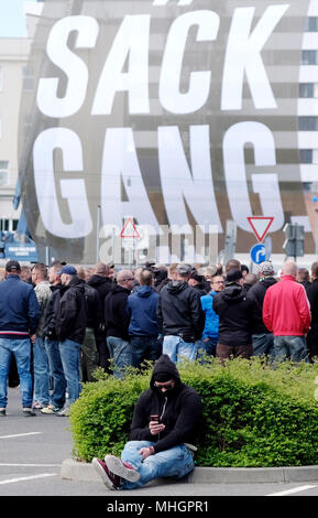 01 mai 2018, l'Allemagne, Chemnitz : Les participants d'une manifestation de droite dirigé par le parti néo-nazi "der III. Weg' dans la rue. La ville s'attend à ce que 1500 participants de plusieurs États fédéraux. Photo : Sebastian Willnow/dpa-Zentralbild/dpa Banque D'Images