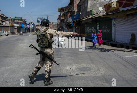 Para trooper militaire indien arrête un véhicule lors d'une restriction dans le centre-ville de la ville de Srinagar, capitale d'été du Jammu-et-Cachemire. Les autorités indiennes ont imposé des restrictions mardi dans de nombreuses parties de la ville de Srinagar pour empêcher des affrontements et des manifestations dans la vallée que protester contre l'appel a été donné par JRL (Joint) Le leadership de la résistance contre l'assassinat d'un étudiant Shahid Ashraf Dar et deux rebelles locaux Sameer Ahmad et Aqib Wani par les forces armées indiennes et blessant plus de 50 personnes par innocents non armés à l'aide de balles et de granulés de bois et de libérer un règne de terreur à Drabgam Pulwama Le 30 avril. O Police Banque D'Images