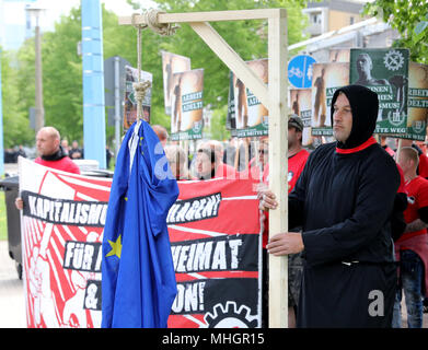 01 mai 2018, l'Allemagne, Chemnitz : Les participants d'une manifestation de droite dirigé par le parti néo-nazi "der III. Weg' dans la rue. La ville s'attend à ce que 1500 participants de plusieurs États fédéraux. Photo : Jan Woitas/dpa-Zentralbild/dpa Banque D'Images