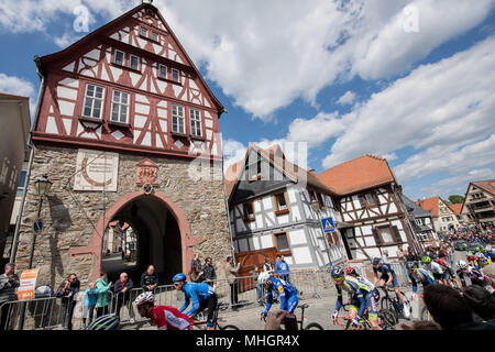 01 mai 2018, l'Allemagne, Oberursel : cyclisme cyclistes professionnelles passé l'Ancien hôtel de ville de New York pendant la course à bicyclette Eschborn-Frankfurt. Photo : Fabian Sommer/dpa Banque D'Images