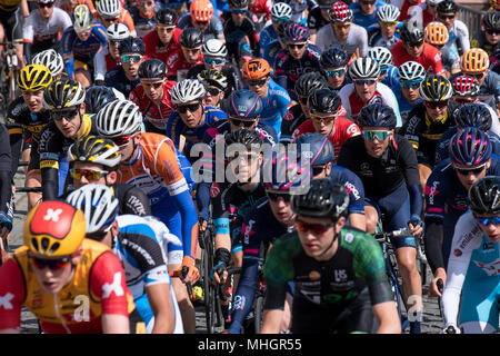 01 mai 2018, l'Allemagne, Oberursel : le U23 les cyclistes roulant dans la vieille ville de New York pendant la course à bicyclette Eschborn-Frankfurt. Photo : Fabian Sommer/dpa Banque D'Images