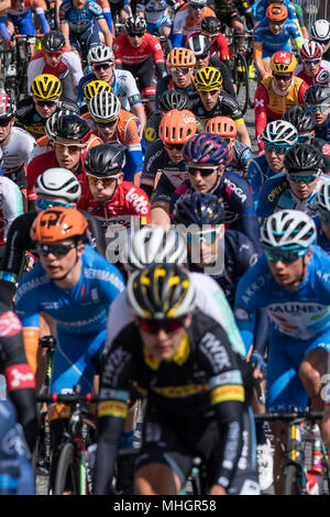 01 mai 2018, l'Allemagne, Oberursel : le U23 les cyclistes roulant dans la vieille ville de New York pendant la course à bicyclette Eschborn-Frankfurt. Photo : Fabian Sommer/dpa Banque D'Images