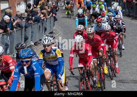 01 mai 2018, l'Allemagne, Oberursel : cyclistes professionnels de la conduite dans la vieille ville de New York pendant la course à bicyclette Eschborn-Frankfurt. Photo : Fabian Sommer/dpa Banque D'Images