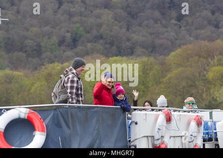 Windermere UK 1er mai Avril 2018 Le lac Windermere Cumbria Londres obtenir compte tenu de la famille gratuitement Lake livres qu'ils passent sur le lac local Adela croisière Urbina, Csaba Soos, & 3 ans Abergale . Le Lake District Pound (LD£) est région nouvelle monnaie locale . . Seulement les entreprises locales peuvent accepter l'LD£, donc vous savez que vous êtes soutenir nos communautés.service annuel, de nouveaux modèles chaque année. payer,& vous pouvez y. Tous les LD£ vous recueillir aide à soutenir les entreprises locales, et de financer des projets de conservation et de la communauté locale par le biais de travaux de Cumbria Community Foundation Credit:Gordon Shoosmith/Alamy Live News Banque D'Images