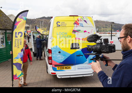 Windermere UK 1er mai Avril 2018 Le lac Windermere Cumbria Londres obtenir compte tenu de la famille gratuitement Lake livres qu'ils passent sur le lac local Adela croisière Urbina, Csaba Soos, & 3 ans Abergale . Le Lake District Pound (LD£) est région nouvelle monnaie locale . . Seulement les entreprises locales peuvent accepter l'LD£, donc vous savez que vous êtes soutenir nos communautés.service annuel, de nouveaux modèles chaque année. payer,& vous pouvez y. Tous les LD£ vous recueillir aide à soutenir les entreprises locales, et de financer des projets de conservation et de la communauté locale par le biais de travaux de Cumbria Community Foundation Credit:Gordon Shoosmith/Alamy Live News Banque D'Images