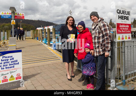 Windermere UK 1er mai Avril 2018 Le lac Windermere Cumbria Londres obtenir compte tenu de la famille gratuitement Lake livres qu'ils passent sur le lac local Adela croisière Urbina, Csaba Soos, & 3 ans Abergale . Le Lake District Pound (LD£) est région nouvelle monnaie locale . . Seulement les entreprises locales peuvent accepter l'LD£, donc vous savez que vous êtes soutenir nos communautés.service annuel, de nouveaux modèles chaque année. payer,& vous pouvez y. Tous les LD£ vous recueillir aide à soutenir les entreprises locales, et de financer des projets de conservation et de la communauté locale par le biais de travaux de Cumbria Community Foundation Credit:Gordon Shoosmith/Alamy Live News Banque D'Images