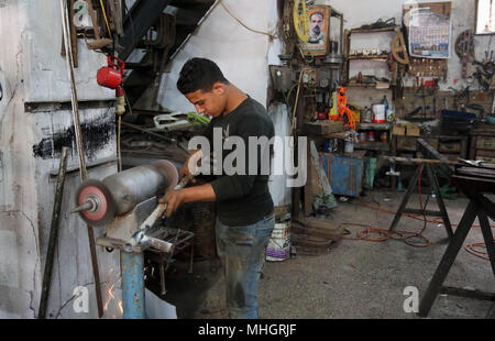 La ville de Gaza, bande de Gaza, territoire palestinien. 1er mai 2018. Un Palestinien blacksmith travaille à son atelier pour marquer la Journée internationale du Travail, dans la ville de Gaza le 01 mai. 2018 : Crédit d'Ashraf Amra/APA/Images/fil ZUMA Alamy Live News Banque D'Images