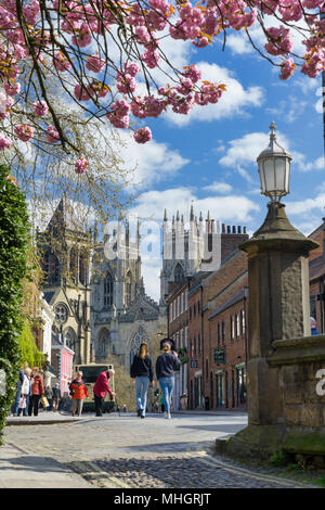 York, Angleterre, 1er mai, 2018 York Minster, église catholique St Wilfrids padestrians et rue du musée et le trafic en provenance de Lendal Bridge. Crédit : John Potter/Alamy Live News Banque D'Images