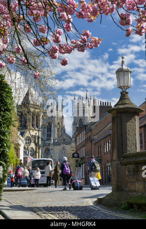 York, Angleterre, 1er mai, 2018 York Minster, église catholique St Wilfrids padestrians et rue du musée et le trafic en provenance de Lendal Bridge. Crédit : John Potter/Alamy Live News Banque D'Images