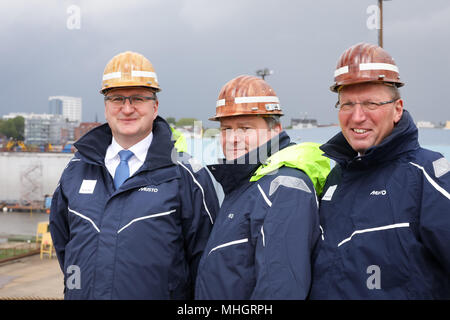 26 avril 2018, l'Allemagne, Hambourg : Ralph Petersen (L) et Dieter Dehlke, PDG de Blohm Voss, et président du Conseil de surveillance et directeur de la technologie chez Aquanaut, Klaus Borgschulte (R), debout sur un podium devant le navire de croisière "Brilliance of the Seas' par la compagnie maritime Royal Caribbean International im Schwimmdock Elbe 17 sur le terrain du chantier naval de Blohm Voss. Le chantier naval est sur une nouvelle voie après avoir été repris par le Luerssen-Gruppe de Brême il y a un an et demi. Photo : Christian Charisius/dpa Banque D'Images