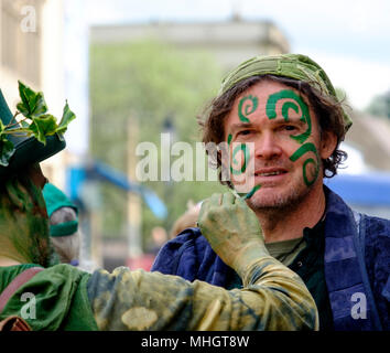 Glastonbury, Royaume-Uni. 1er mai 2018. Païens et autres célébrants du festival Beltane se rassembler dans les rues de Glastonbury sur le premier jour de mai 2018. Le festival a des racines chrétiennes de l'avant et se félicite de l'été. ©JMF News / Alamy Live News Banque D'Images