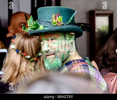 Glastonbury, Royaume-Uni. 1er mai 2018. Païens et autres célébrants du festival Beltane se rassembler dans les rues de Glastonbury sur le premier jour de mai 2018. Le festival a des racines chrétiennes de l'avant et se félicite de l'été. ©JMF News / Alamy Live News Banque D'Images