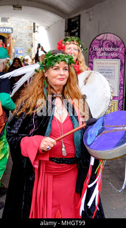 Glastonbury, Royaume-Uni. 1er mai 2018. Païens et autres célébrants du festival Beltane se rassembler dans les rues de Glastonbury sur le premier jour de mai 2018. Le festival a des racines chrétiennes de l'avant et se félicite de l'été. ©JMF News / Alamy Live News Banque D'Images