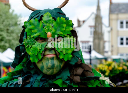 Glastonbury, Royaume-Uni. 1er mai 2018. Païens et autres célébrants du festival Beltane se rassembler dans les rues de Glastonbury sur le premier jour de mai 2018. Le festival a des racines chrétiennes de l'avant et se félicite de l'été. ©JMF News / Alamy Live News Banque D'Images