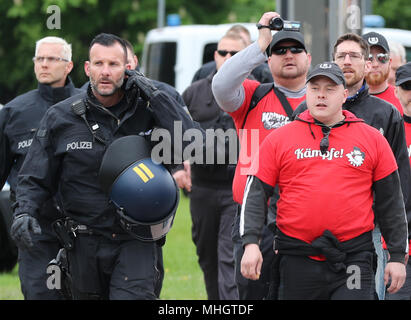 01 mai 2018, l'Allemagne, Chemnitz : Les participants d'une manifestation de droite dirigé par le parti néo-nazi "der III. Weg' se rassembler dans un lieu de rencontre, à côté des agents de police. La ville s'attend à ce que 1500 participants de plusieurs États fédéraux. Photo : Jan Woitas/dpa-Zentralbild/dpa Banque D'Images