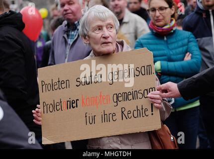 01 mai 2018, l'Allemagne, Chemnitz : un participant avec un panneau lecture plèbe boire ensemble. Se battre pour leurs droits prolétaires ensemble !" lors d'un des syndicats allemands (DGB) Démonstration sur le Neumarkt. À l'occasion de la fête du Travail, le DGB a appelé à la manifestation traditionnelle sous la devise "solidarité, la diversité et la justice." Photo : Sebastian Willnow/dpa-Zentralbild/dpa Banque D'Images