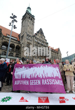 01 mai 2018, l'Allemagne, Chemnitz : Les participants d'un des syndicats allemands (DGB) Comité permanent de démonstration avec une bannière sur la Neumarkt. À l'occasion de la fête du Travail, le DGB a appelé à la manifestation traditionnelle sous la devise "solidarité, la diversité et la justice." Photo : Sebastian Willnow/dpa-Zentralbild/dpa Banque D'Images