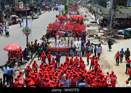 Les travailleurs du vêtement au Bangladesh et d'autres membres de l'organisation du travail prennent part à une manifestation pour marquer la Journée mai Journée internationale du Travail, à Dhaka, au Bangladesh. Le 01 mai, 2018 Banque D'Images