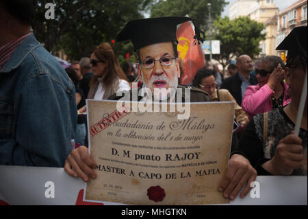 Malaga, Espagne. 1er mai 2018. Un manifestant représentant au premier ministre Espagnol Mariano Rajoy, est titulaire d'un faux diplôme de maîtrise (en référence l'ancien président régional de Madrid Cristina Cifuentes qui a démissionné accusé de falsification d'une maîtrise de l'Université Rey Juan Carlos public) alors qu'il prend part à une manifestation au cours de la mai ou fête du Travail à Malaga. Des milliers de personnes appelées par l'Union Générale des Travailleurs (UGT), et le syndicat "Comisiones Obreras (CCOO), la protestation aujourd'hui à Malaga au cours d'une démonstration à l'échelle nationale en faveur des droits des travailleurs et des emplois décents en vertu de Banque D'Images