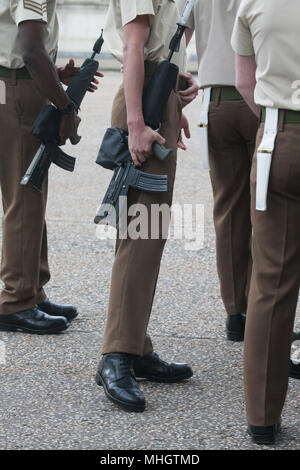 London UK. 1er mai 2018. Les membres du régiment de Scots Guards Division du ménage en répétition de la Caserne Wellington pour la parade la parade de couleur pour marquer la reine Elizabeth anniversaire officiel le 16 juin. Le Scots Guards ont été formé en 1642 par Archibald, 1er marquis d'Argyll, sur ordre du roi Charles I Banque D'Images