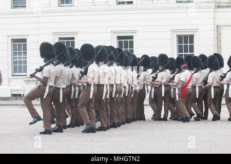 London UK. 1er mai 2018. Les membres du régiment de Scots Guards Division du ménage en répétition de la Caserne Wellington pour la parade la parade de couleur pour marquer la reine Elizabeth anniversaire officiel le 16 juin. Le Scots Guards ont été formé en 1642 par Archibald, 1er marquis d'Argyll, sur ordre du roi Charles I Banque D'Images