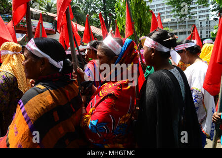 Les travailleurs du vêtement au Bangladesh et d'autres membres de l'organisation du travail prennent part à une manifestation pour marquer la Journée mai Journée internationale du Travail, à Dhaka, au Bangladesh. Le 01 mai, 2018 Banque D'Images