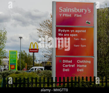 Le silex, galles, 1er mai 2018. La signalisation pour les magasins sur l'A548 à silex montrent comment fermer les supermarchés Sainsbury et Asda sont. Sainsbury et Asda ont laissé entendre dans leurs observations initiales au sujet de leur fusion éventuelle qu'il n'y aura pas de fermetures de magasin. Crédit : John David Photographie/Alamy Live News Banque D'Images