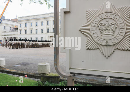 London UK. 1er mai 2018. Les membres du régiment de Scots Guards Division du ménage en répétition de la Caserne Wellington pour la parade la parade de couleur pour marquer la reine Elizabeth anniversaire officiel le 16 juin. Le Scots Guards ont été formé en 1642 par Archibald, 1er marquis d'Argyll, sur ordre du roi Charles I Banque D'Images