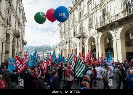 Le 1 mai, 2018 - Turin, Italy-May 1, 2018 : Les travailleurs de démonstration dans le cortège du Premier mai à Turin, Italie Crédit : Stefano Guidi/ZUMA/Alamy Fil Live News Banque D'Images