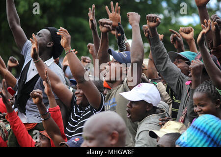 Les partisans du chef de l'opposition, Raila Odinga, reconnaître ses salutations quand il a pris la parole au cours de cette année, les célébrations de la fête du Travail à Uhuru Park dans la capitale du Kenya Nairobi. Le président Uhuru Kenyatta a annoncé une hausse de cinq pour-cent du salaire minimum alors qu'Odinga a annoncé la fin de boycott des produits de quatre entreprises que la NASA a affirmé la coalition a joué un rôle dans l'année dernière élections âprement contestées par ce qu'il prétend en charge l'installation de régime illégal. Banque D'Images