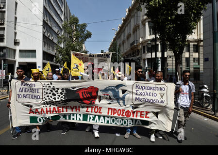 Athènes, Grèce. 1er mai 2018. Mars manifestants tenant une bannière lors d'un premier mai à Athènes, Grèce. Crédit : Nicolas Koutsokostas/Alamy Live News. Banque D'Images