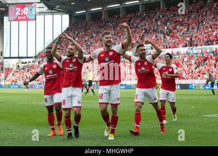 Jubilation après le but de MZ 2 : 0, de gauche à droite Ridle Bakou (MZ), Alexandru gardien MAXIM (MZ), Alexander HACK (MZ), Gerrit HOLTMANN (MZ), Yoshinori MUTO (MZ) Football 1. Bundesliga, 32. Journée, FSV FSV FSV Mainz 05 (MZ) - RB Leipzig (L), le 29 Avr 1820 à Mayence/Allemagne. Dans le monde d'utilisation | Banque D'Images