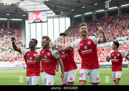 Jubilation après le but de MZ 2 : 0, de gauche à droite Ridle Bakou (MZ), Alexandru gardien MAXIM (MZ), Gerrit HOLTMANN (MZ), Alexander HACK (MZ), Yoshinori MUTO (MZ) Football 1. Bundesliga, 32. Journée, FSV FSV FSV Mainz 05 (MZ) - RB Leipzig (L) 3 : 0, le 29/04/2018 à Mayence (Allemagne). Dans le monde d'utilisation | Banque D'Images