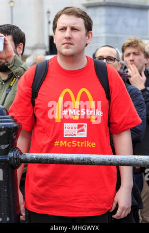 Londres, Royaume-Uni. 1er mai 2018. Un travailleur de McDonald's McDonald's arrivant de la ligne de piquetage à Tata. Les manifestants et les militants de Clerkenwell Green mars dans l'Est de Londres, Royaume-Uni. via Kingsway et le Brin à Trafalgar Square, dans le cadre de la traditionnelle journée de mai des manifestations et des discours. Le rallye traite d'une variété de sujets, de droits syndicaux pour les droits de l'homme, la solidarité internationale avec Windrush et Grenfell, victimes de la lutte contre l'austérité. Credit : Imageplotter News et Sports/Alamy Live News Banque D'Images