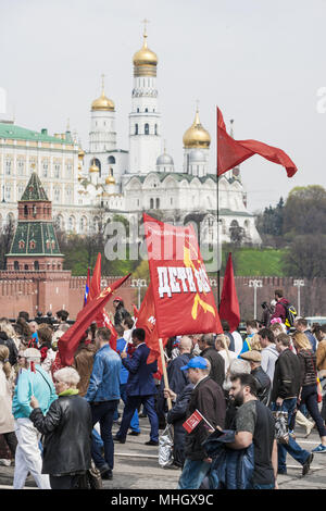 Moscou, Moscou, Russie. 1er mai 2018. Les participants avec drapeaux comunist près du Kremlin à la manifestation mars pendant les célébrations de la 1er mai à Moscou, Russie. Credit : Celestino Arce/ZUMA/Alamy Fil Live News Banque D'Images