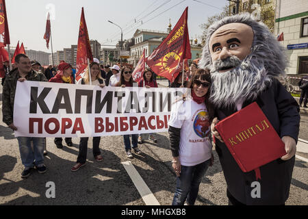 Moscou, Moscou, Russie. 1er mai 2018. Karl Marx figure costume pose avec une femme au cours des célébrations du 1er mai à Moscou, Russie. Credit : Celestino Arce/ZUMA/Alamy Fil Live News Banque D'Images