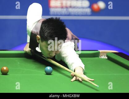 Théâtre Crucible, Sheffield, Royaume-Uni. 22 avr, 2018. Lyu Haotian de la concurrence de la Chine au cours du premier match avec Marco Fu de Hong Kong, de la Chine à la World Snooker Championship 2018 au théâtre Crucible à Sheffield, en Grande-Bretagne, le 22 avril 2018. Fu a perdu 5-10. Credit : Action Plus Sport/Alamy Live News Banque D'Images