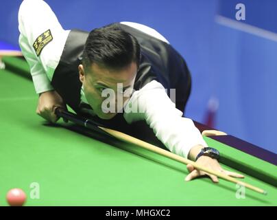 Théâtre Crucible, Sheffield, Royaume-Uni. 22 avr, 2018. Marco Fu de Hong Kong de la concurrence de la Chine au cours du premier match avec Lyu Haotian de Chine à la World Snooker Championship 2018 au théâtre Crucible à Sheffield, en Grande-Bretagne, le 22 avril 2018. Fu a perdu 5-10. Credit : Action Plus Sport/Alamy Live News Banque D'Images