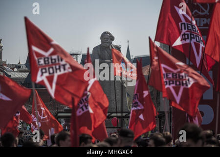 Moscou, Moscou, Russie. 1er mai 2018. Statue de Karl Marx, entouré de drapeaux du parti Comunist lors des célébrations du 1er mai à Moscou, Russie. Credit : Celestino Arce/ZUMA/Alamy Fil Live News Banque D'Images