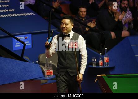 Théâtre Crucible, Sheffield, Royaume-Uni. Apr 24, 2018. Ding Junhui de Chine réagit après avoir remporté le premier match contre son compatriote Xiao Guodong au World Snooker Championship 2018 au théâtre Crucible à Sheffield, Angleterre le 24 avril 2018. Credit : Action Plus Sport/Alamy Live News Banque D'Images