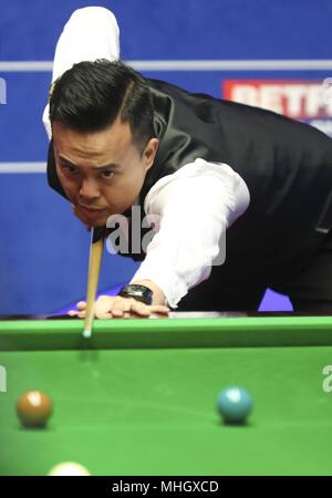 Théâtre Crucible, Sheffield, Royaume-Uni. 22 avr, 2018. Marco Fu de Hong Kong de la concurrence de la Chine au cours du premier match avec Lyu Haotian de Chine à la World Snooker Championship 2018 au théâtre Crucible à Sheffield, en Grande-Bretagne, le 22 avril 2018. Fu a perdu 5-10. Credit : Action Plus Sport/Alamy Live News Banque D'Images