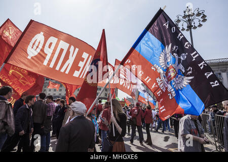 Moscou, Moscou, Russie. 1er mai 2018. L'homme est titulaire d'un pavillon de l'auto proclamé Donetsk du Donbass au cours des célébrations de la 1er mai à Moscou, Russie. Credit : Celestino Arce/ZUMA/Alamy Fil Live News Banque D'Images