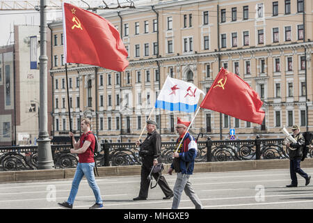 Moscou, Moscou, Russie. 1er mai 2018. Les participants avec drapeaux comunist dans la démonstration mars pendant les célébrations de la 1er mai à Moscou, Russie. Credit : Celestino Arce/ZUMA/Alamy Fil Live News Banque D'Images