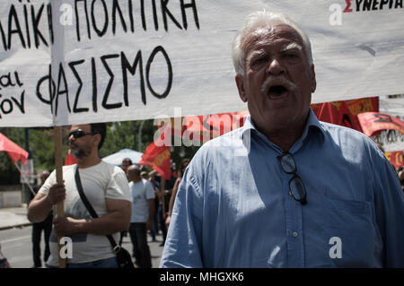 Athènes, Grèce. 1er janvier 2006. Un homme âgé criant des slogans lors de la manifestation. Le 1er mai, les travailleurs de l'alphabétisation est célébrée. En fait, c'est la célébration de la rébellion des travailleurs de Chicago, qui a été l'un des points forts de la lutte de classe dans la nouvelle ère. Credit : Nikolas Joao/Kokovlis SOPA Images/ZUMA/Alamy Fil Live News Banque D'Images