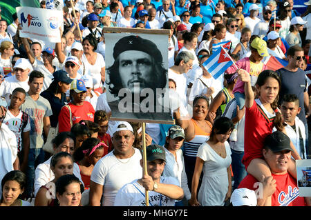 La Havane, Cuba. 1er mai 2018. Les populations locales participent à une marche pour marquer la Journée internationale du travail à la place de la Révolution, La Havane, Cuba, le 1 mai 2018. Credit : Joaquin Hernandez/Xinhua/Alamy Live News Banque D'Images