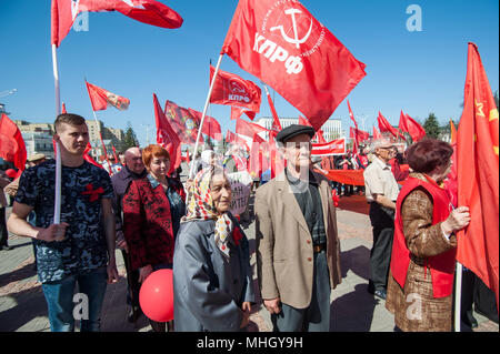 Tambov, Région de Tambov, en Russie. 1er mai 2018. La Marche des membres de la direction générale de Tambov du parti communiste de la Fédération de Russie, en l'honneur de la maison de vacances de printemps et du travail (1er mai 2018, la ville de Tambov, Russie). Photo-réunion des communistes de Tambov sur Lenin Square Crédit : Aleksei Sukhorukov/ZUMA/Alamy Fil Live News Banque D'Images